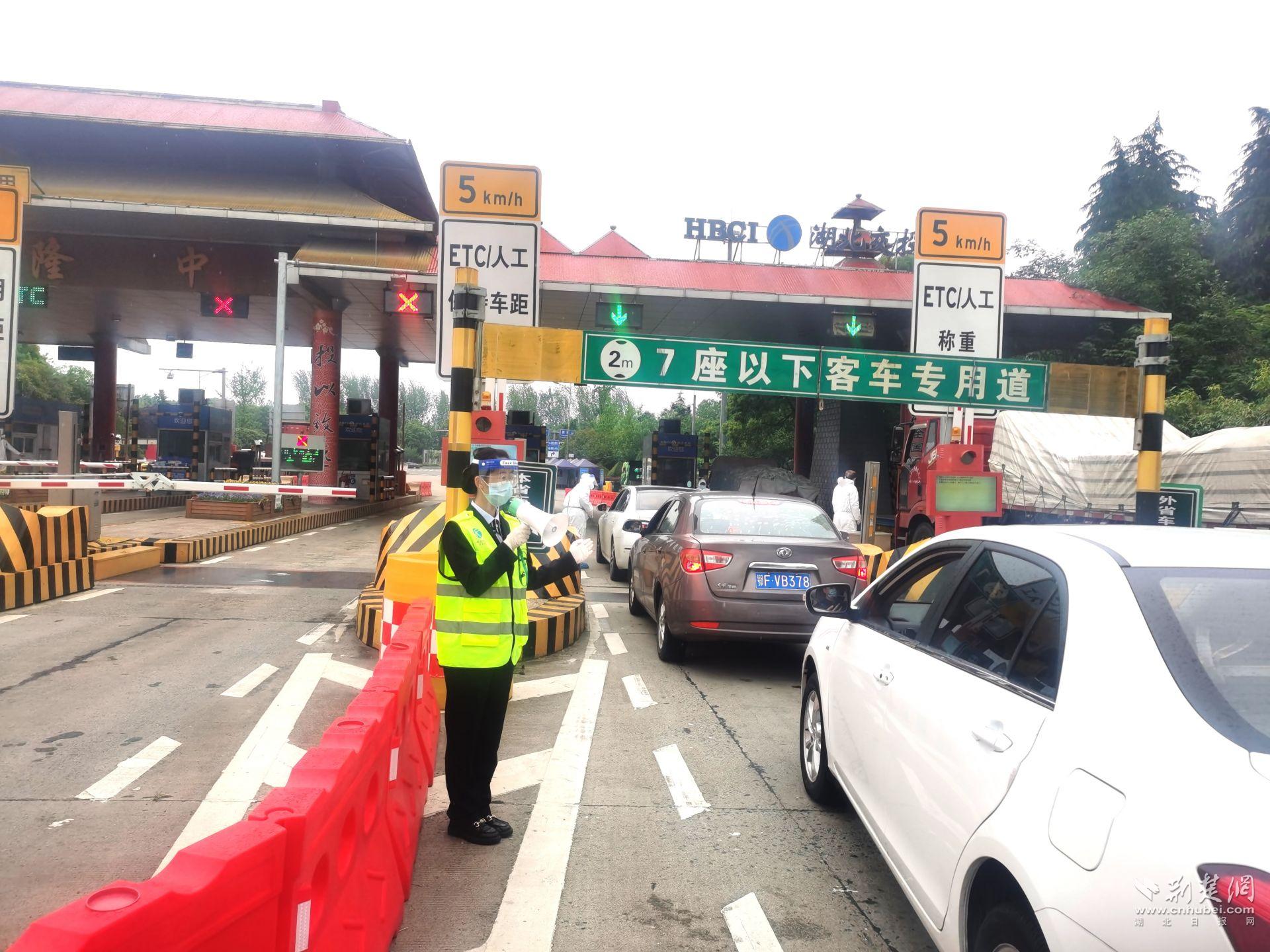 收費站口安排專人負責車輛分類引導(dǎo)，有序通行.jpg.jpg