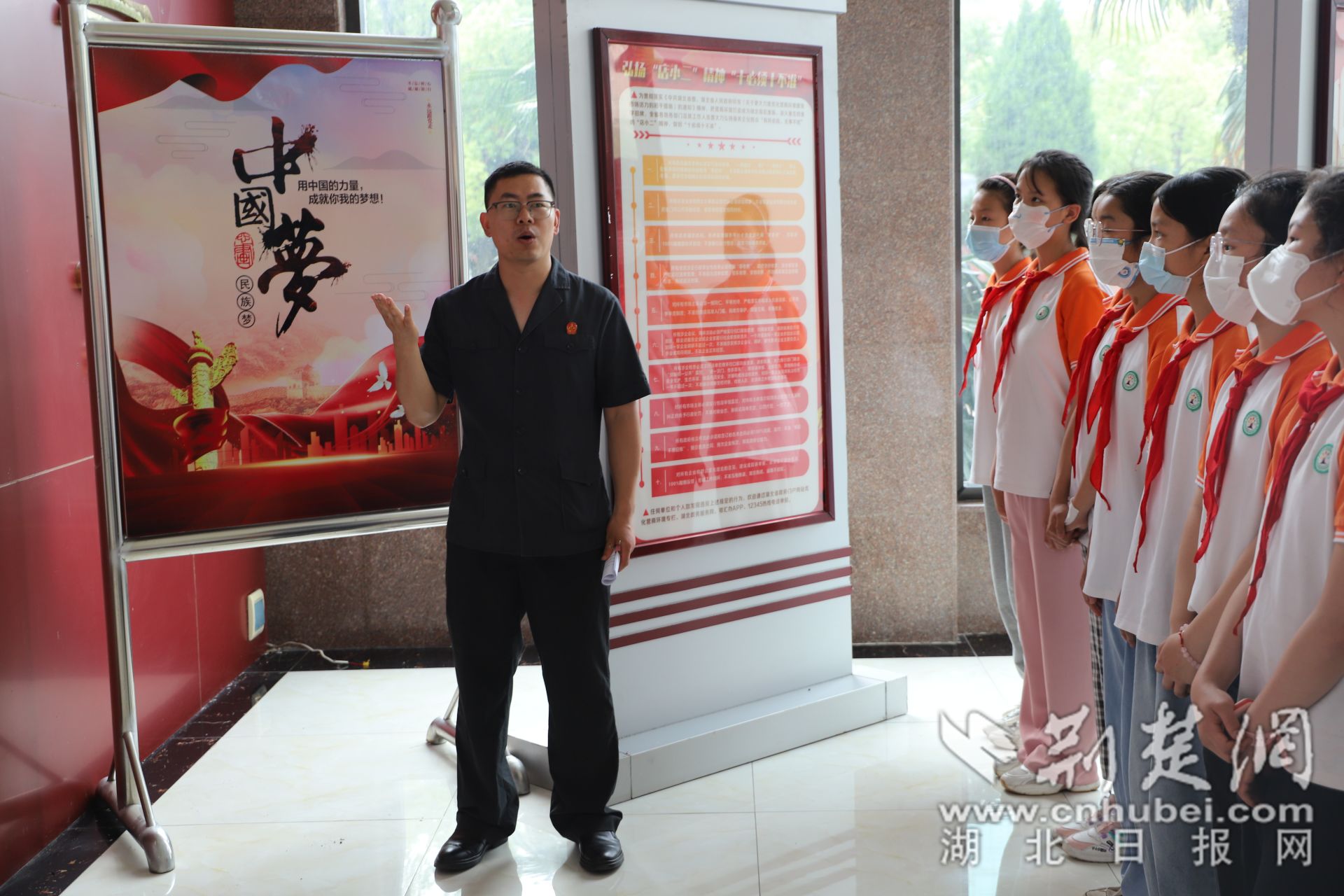 市法院法官助理郝君給少先隊(duì)員們講解法治文化墻的內(nèi)容.jpg.jpg