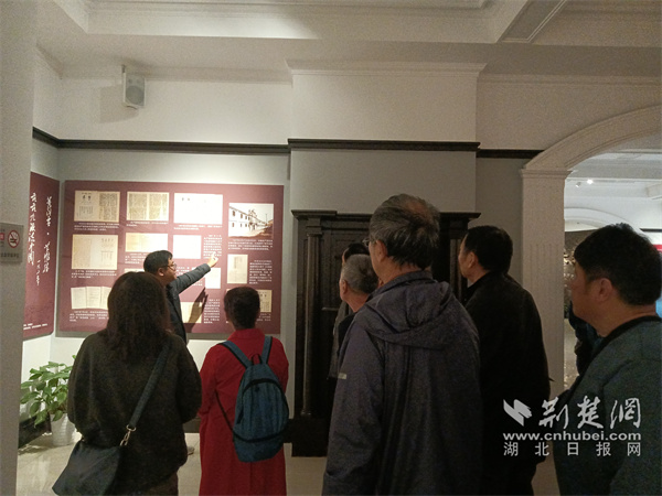講解員為退役軍人講解革命歷史。.jpg