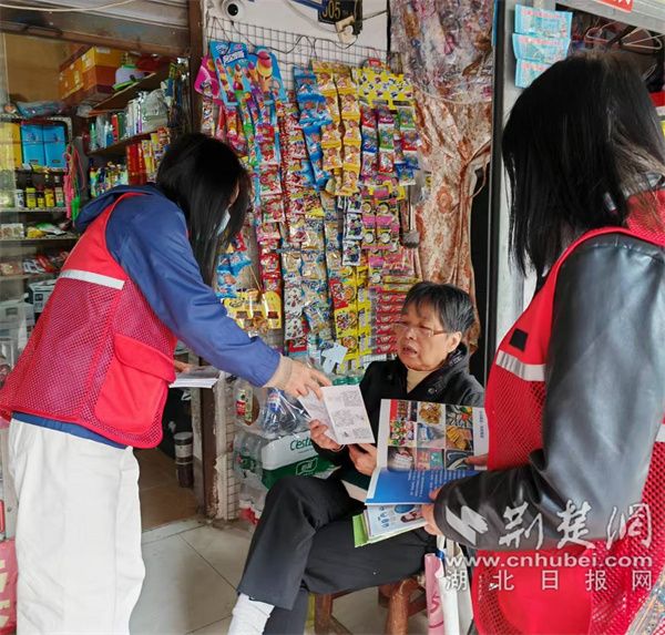 社工發(fā)放禁毒宣傳單頁(yè).jpg.jpg