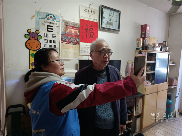 社區(qū)網(wǎng)格員幫助居民年審認(rèn)證。.jpg