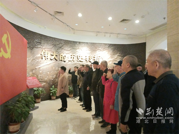 重溫入黨誓詞。.jpg
