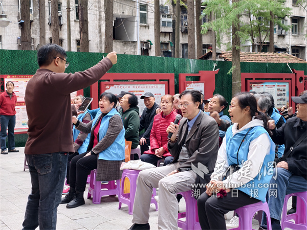 科普老師與大家互動。.jpg
