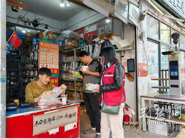 社工向街邊店鋪贈(zèng)送禁毒文創(chuàng)小禮品.jpg