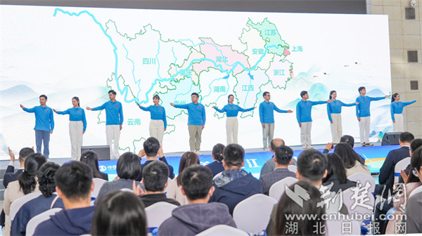 11名青年代表以情景劇的形式依次點亮長江流域圖.jpg