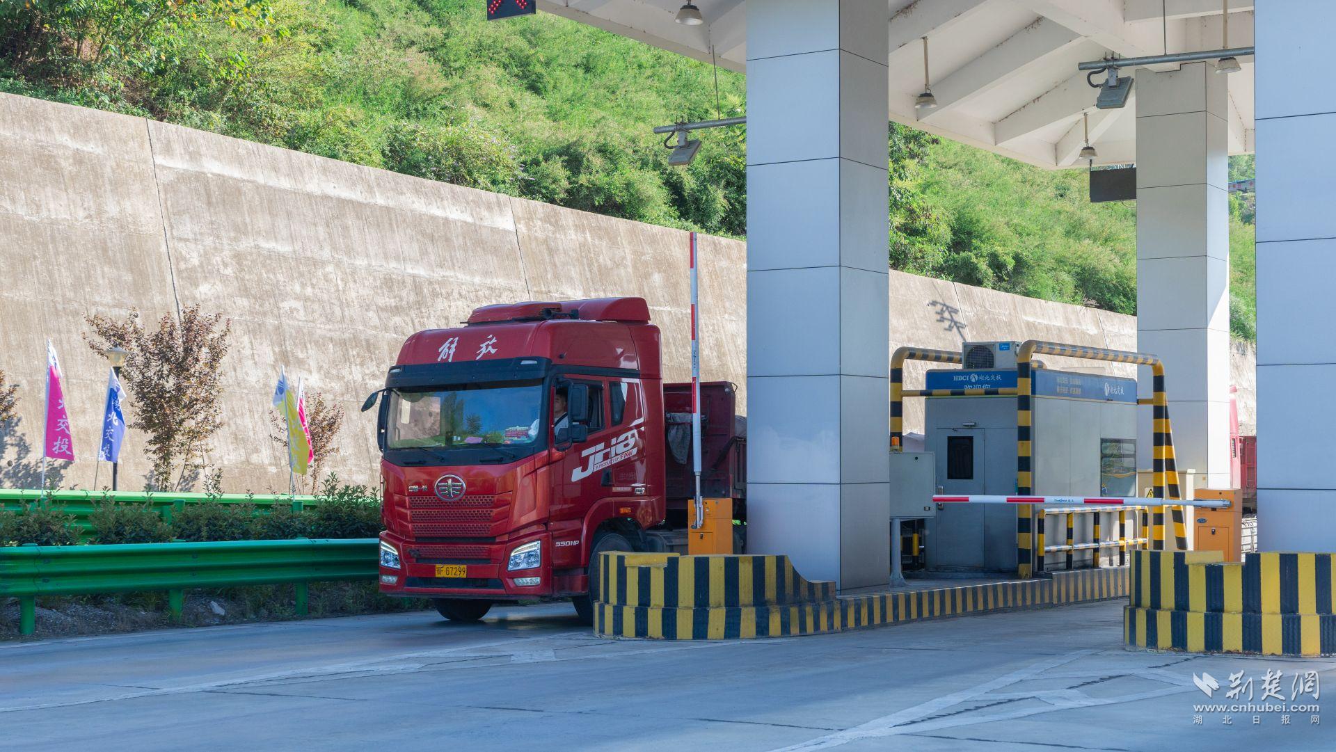 堯治河收費(fèi)站六型貨車正在上站——夏琦.jpg.jpg