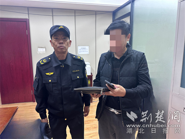 綜合執(zhí)法中心工作人員將錢(qián)包交還失主.jpg