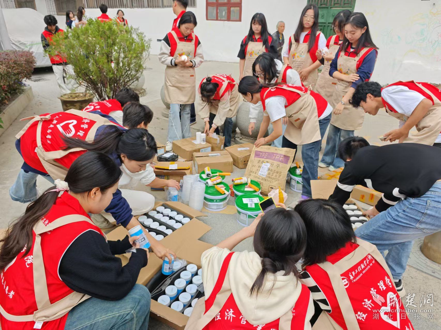 大學生們分配顏料.jpg.jpg