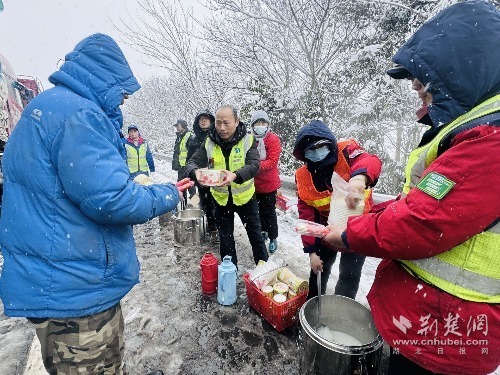 4服務(wù)區(qū)上路為滯留旅客送食物_proc.jpg.jpg