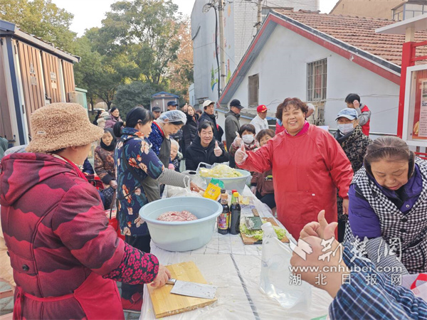 居民一起包餃子。.JPG