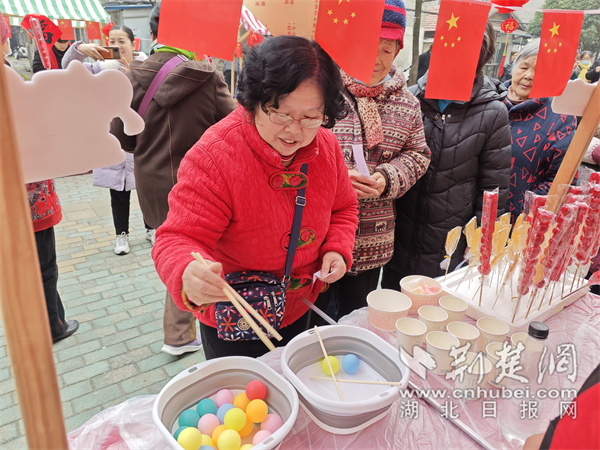 居民品嘗美食。.jpg