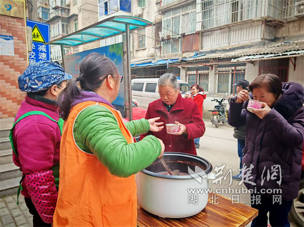 居民品嘗臘八粥。.jpg